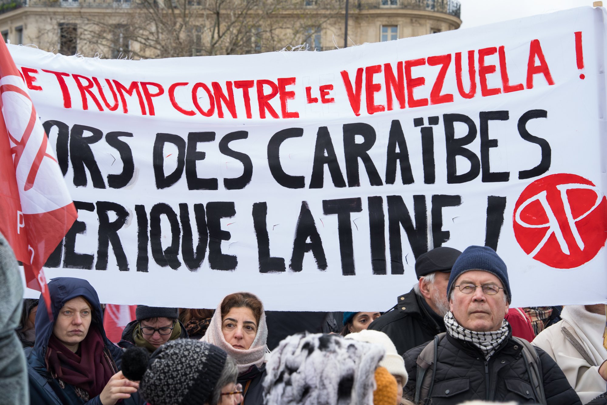 On relit la banderole avant de partir.