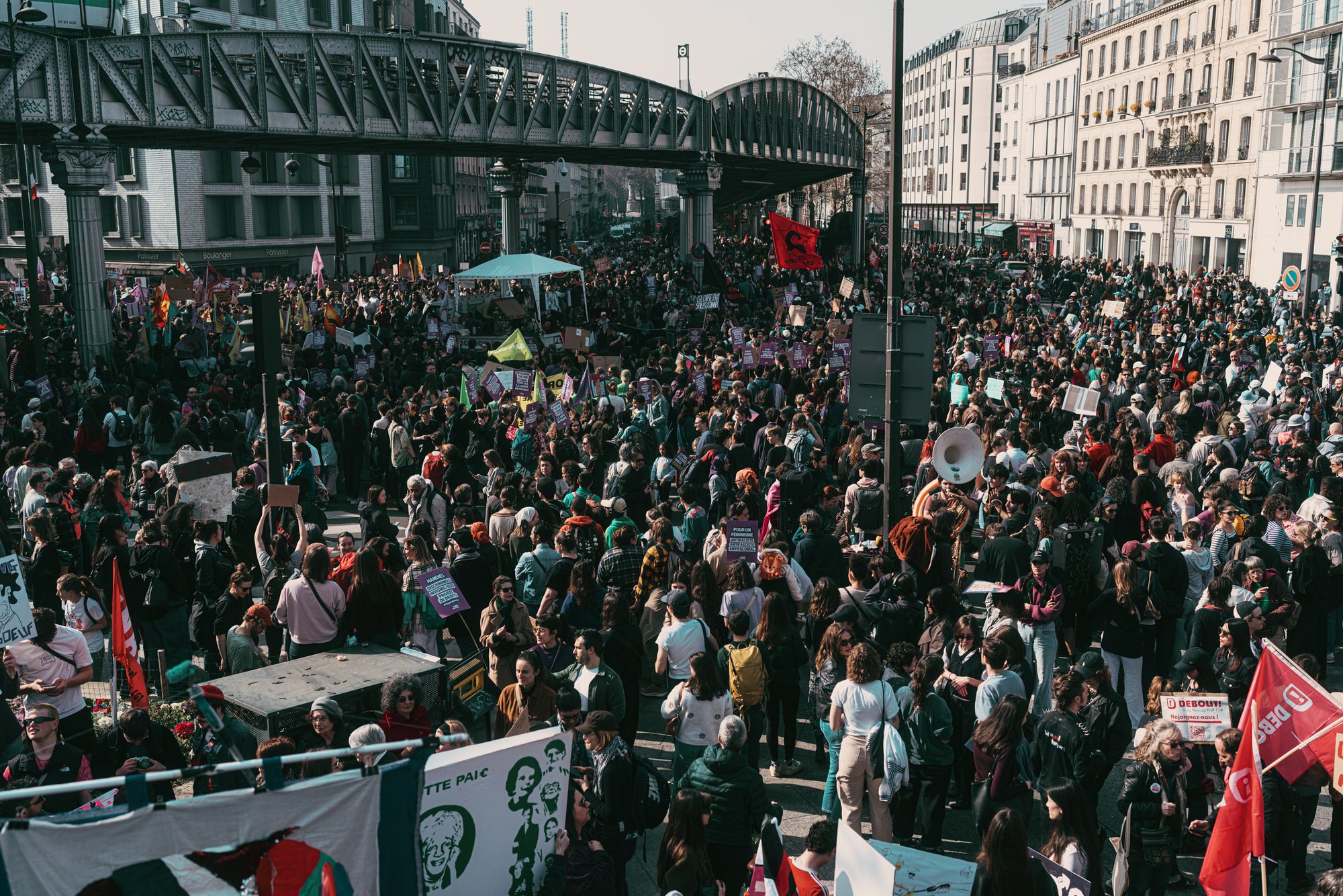 Vu d'un pont : la rue entière, jusqu'au bout.