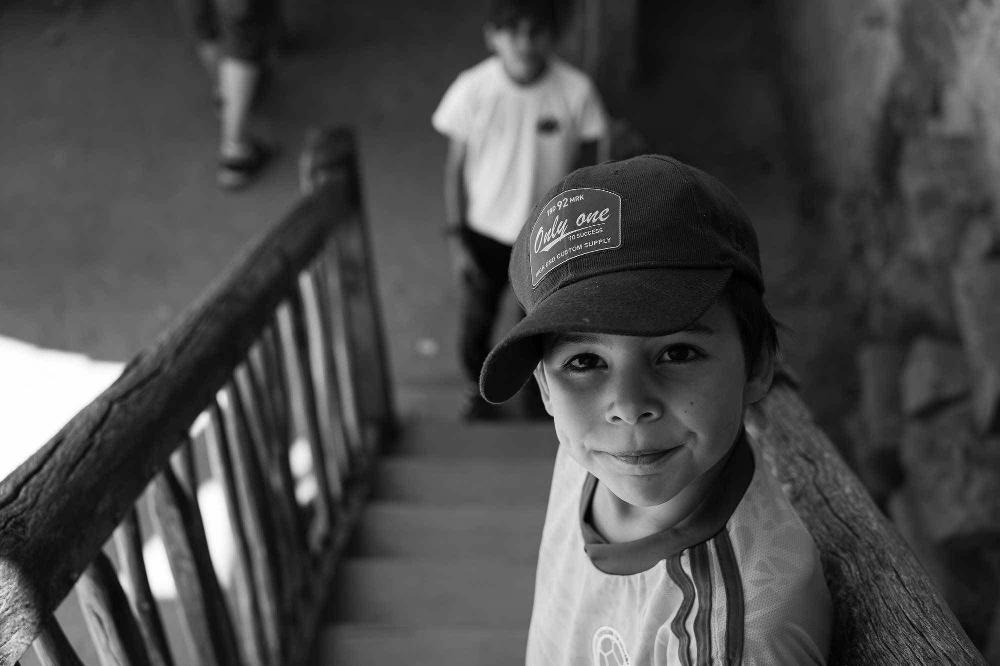Il attendait en haut de l'escalier que les autres remontent.