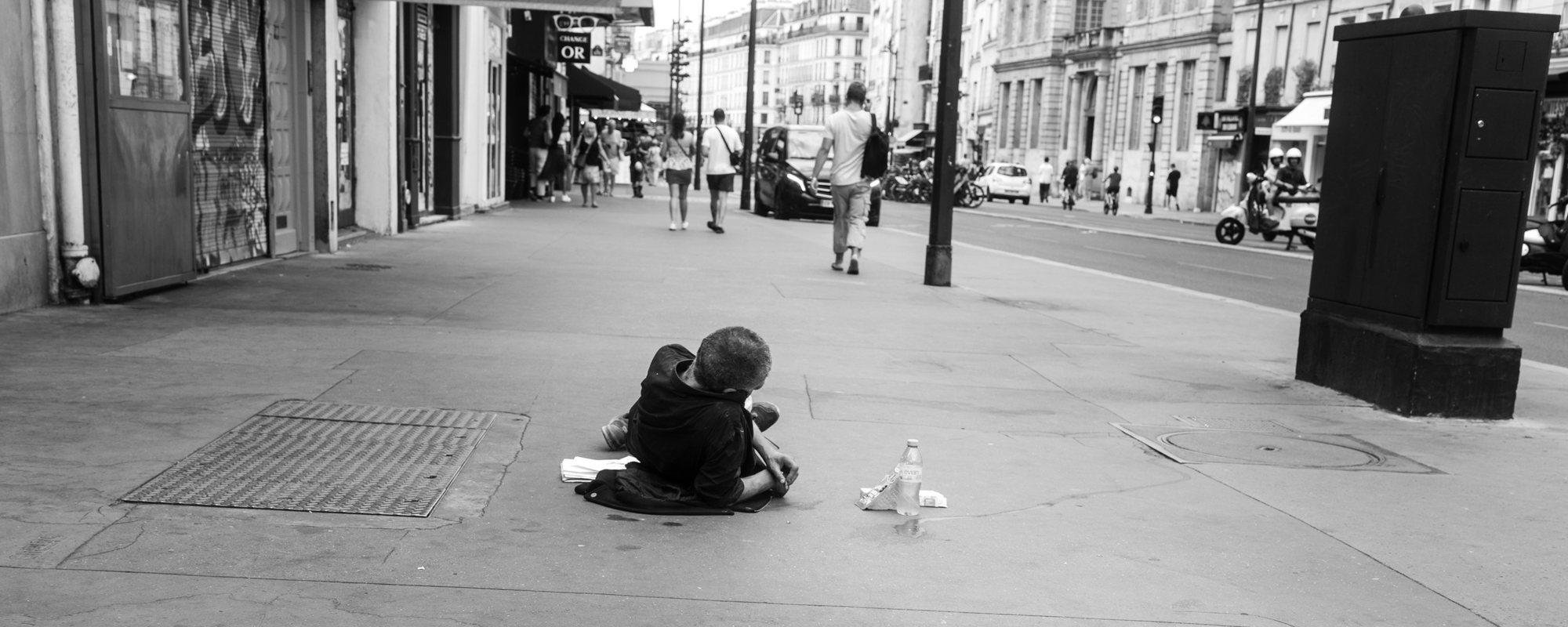 Assis au milieu du trottoir, personne ne s'arrête.