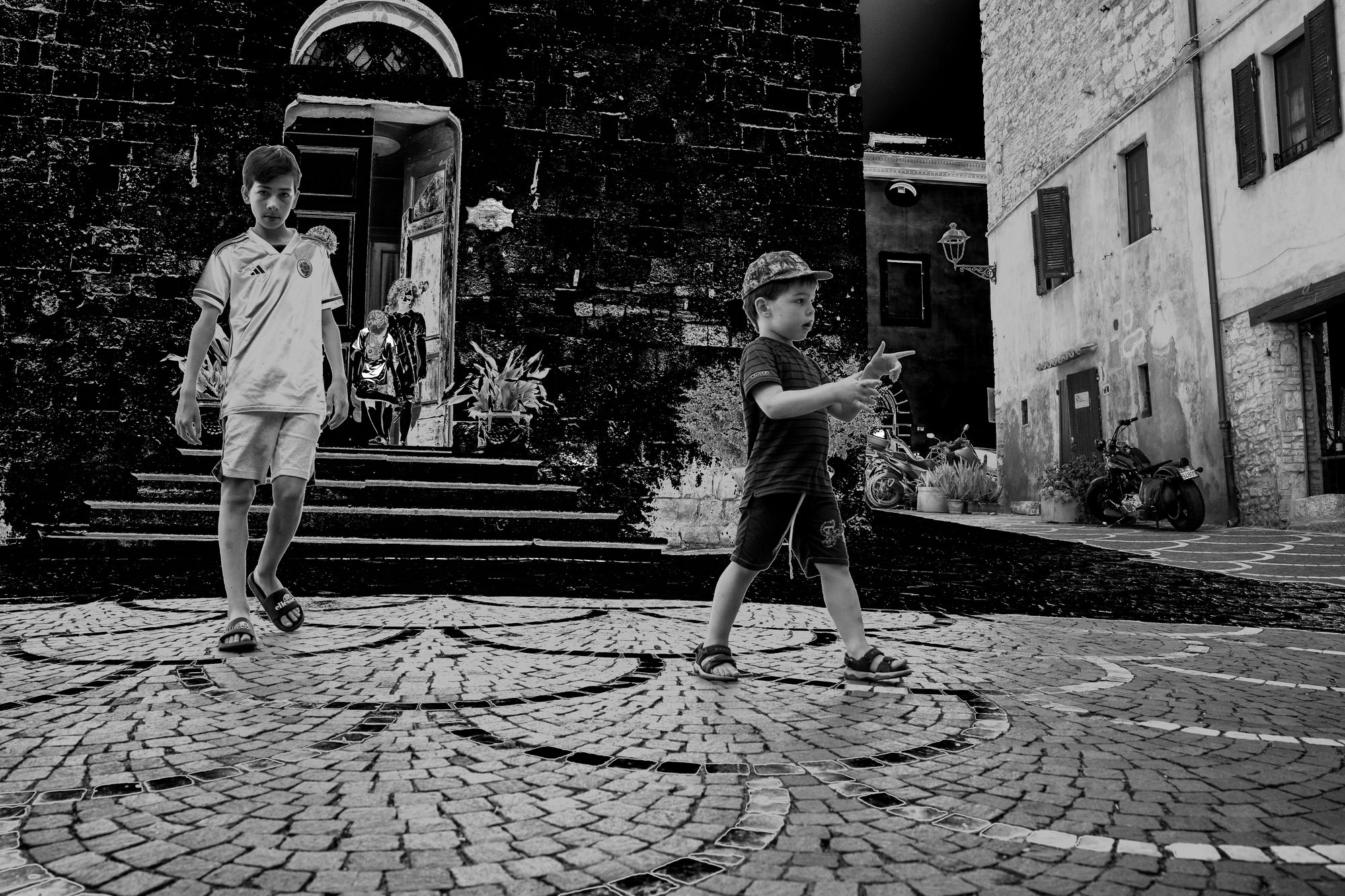 Ruelle en pente, deux enfants, midi.