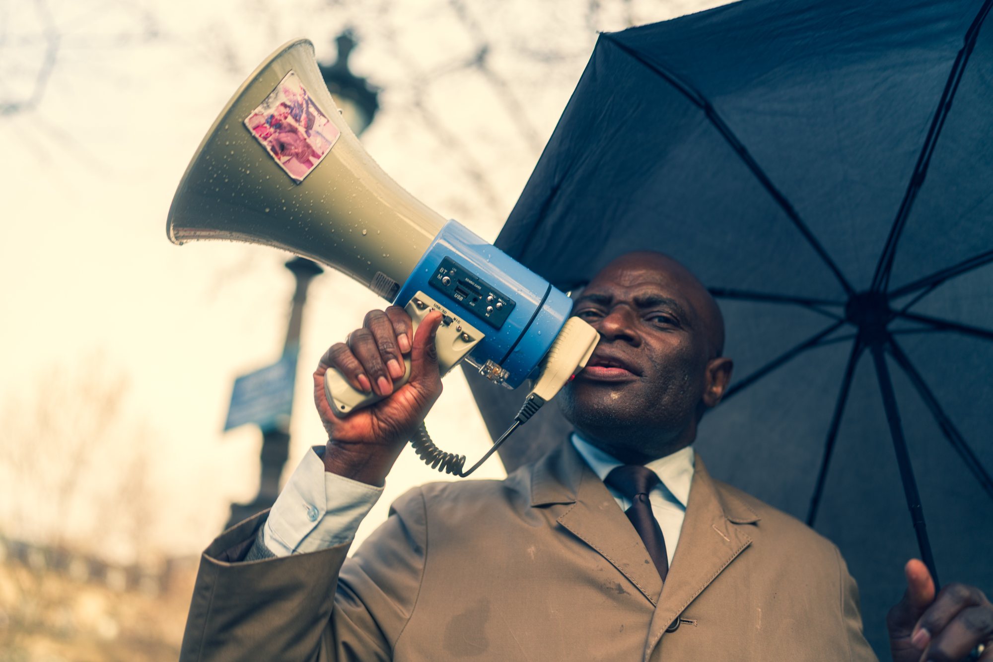 Sous le parapluie, le mégaphone porte plus loin que la pluie.