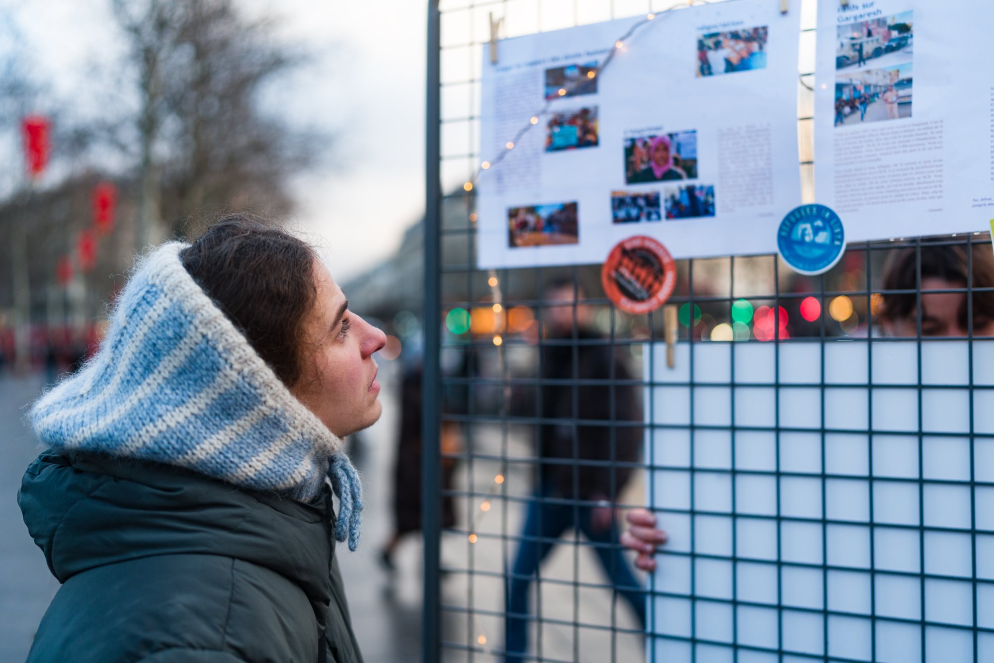 Elle s'arrête devant les panneaux ; tout le monde passe.